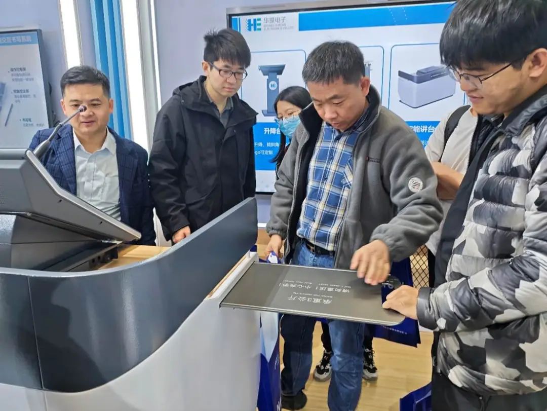 兩大產(chǎn)品系統(tǒng)家族再添新品—智能講臺、麥克管理終端，華璨電子新品驚艷亮相第34屆北京教育裝備展示會(huì)